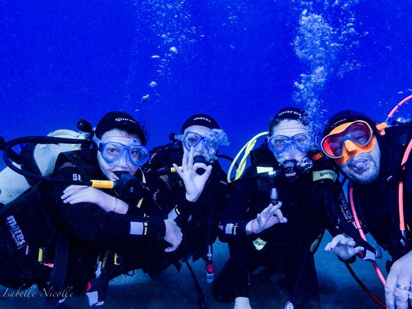 Niño descubriendo el buceo