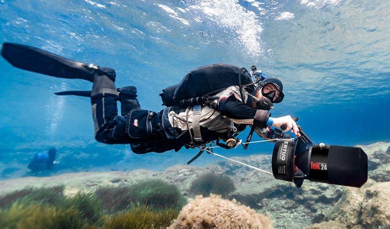 Buceador técnico en configuración sidemount